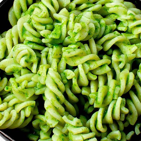 Oil free vegan spinach pesto on pasta in a bowl.