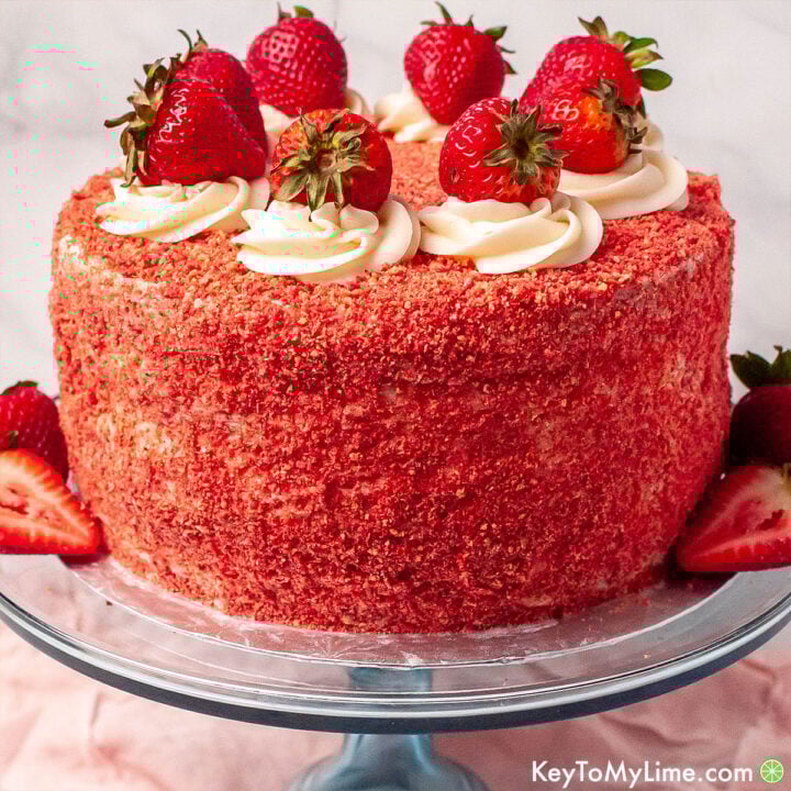The best strawberry crunch cake recipe.